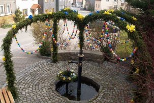 geschmückter Osterbrunnen