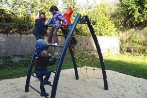 Spielplatz mit neuem Klettergerüst
