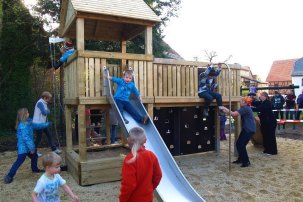 Spielplatz mit neuem Spielhaus