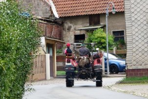 Traktor auf Dorfstraße