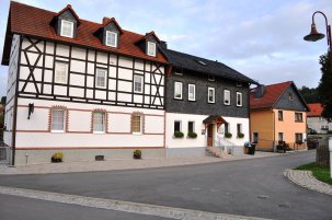 Dorfstraße, rechts Festscheune