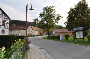 Dorfstraße mit Häusern