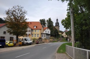 B88 mit Kirche