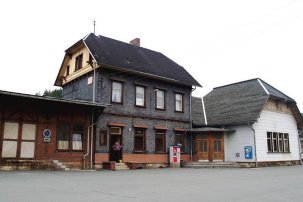 Vorplatz des Bahnhofsgeländes