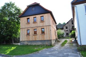 Haus mit Holzverkleidung